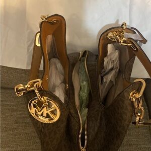 New Michael Kors purse 100.00